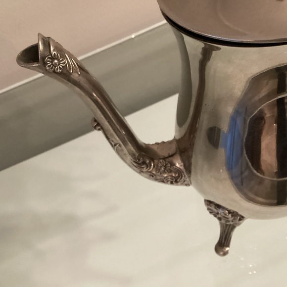 Beautiful Vintage Silverplate Teapot 10” - Picture 4 of 5